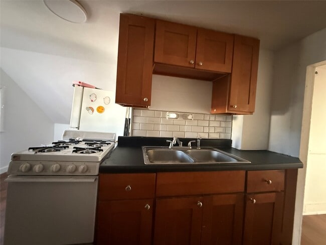 Building Photo - 71 Crocker Ave