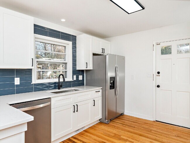 Building Photo - "Charming 3-Bed Home with Gleaming Hardwood Floors on Sheffield Road!"