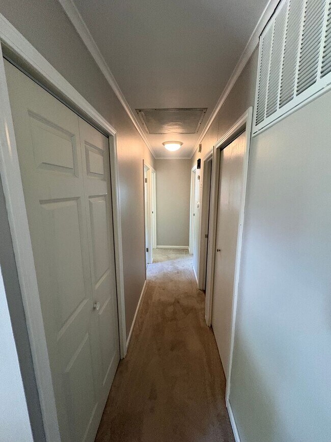 Building Photo - Welcome to this charming 3 bedroom, 2 bathroom home located in Peoria, IL.