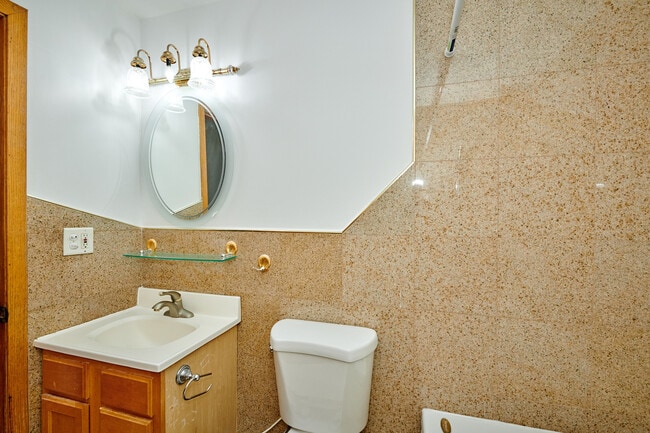 Building Photo - 6780 W Forest Preserve Dr