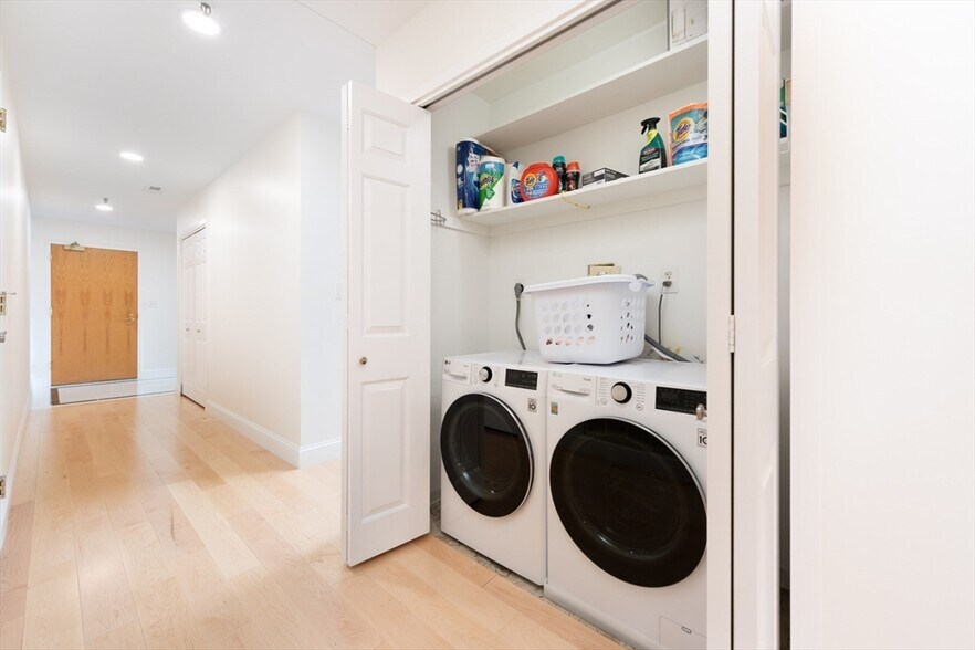 Building Photo - 6 Canal Park