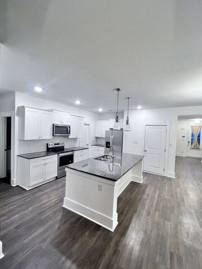 Building Photo - Magnificent 4 Bedroom Home!!