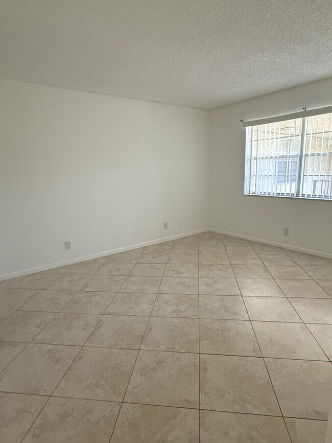 Building Photo - 8798 Holly Ct