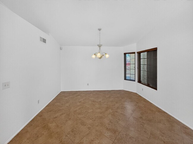 Building Photo - Spacious 4 Bedroom Pool Home in Quiet Cul De Sac