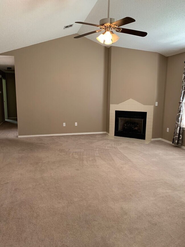 Building Photo - 1612 Cresent St