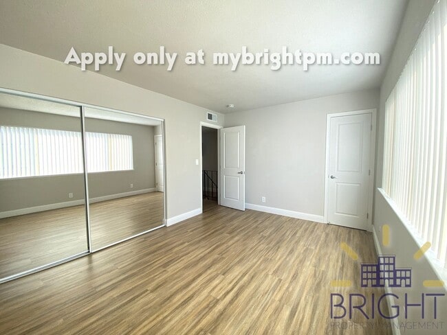 Building Photo - Recently Renovated 2 Bedroom 1 Bath, Two-L...