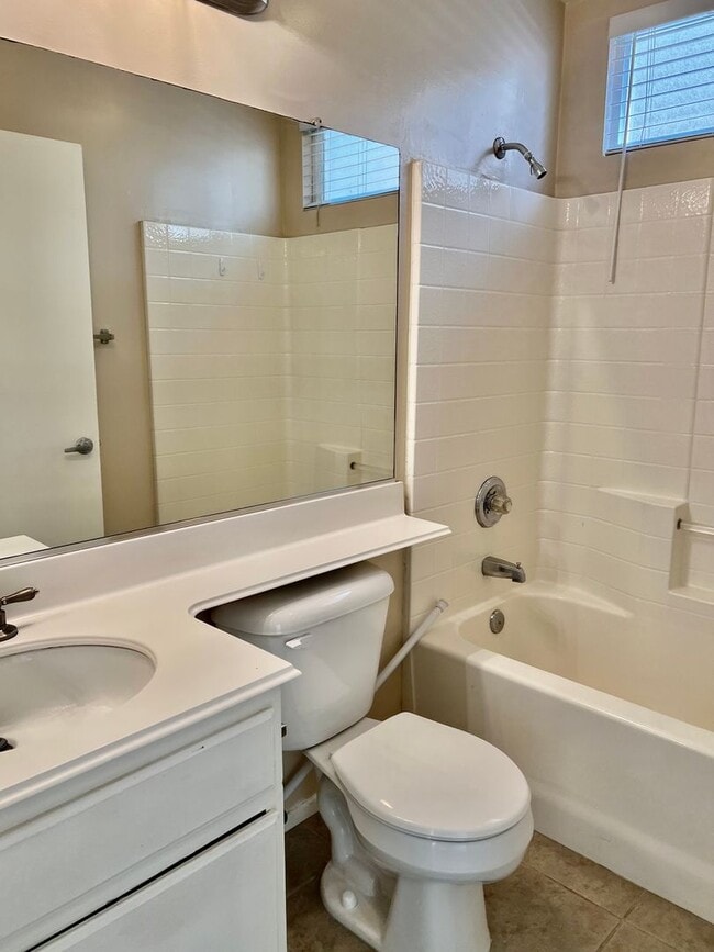 Building Photo - Nice 2 Story Home