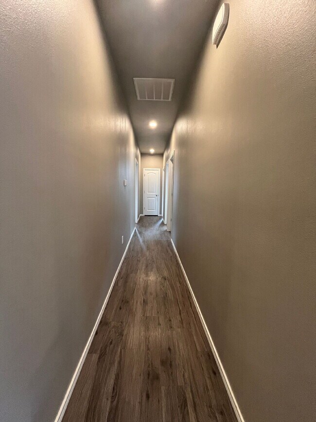 Building Photo - Spacious Duplex-3/2/2 Near Preston Manor!