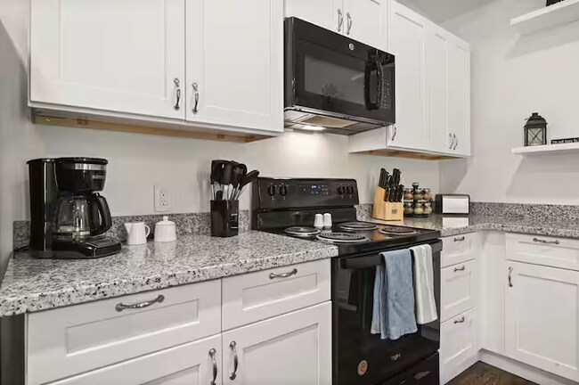 Building Photo - Fully Furnished Rental at Buffalo Springs Lake! All bills paid!