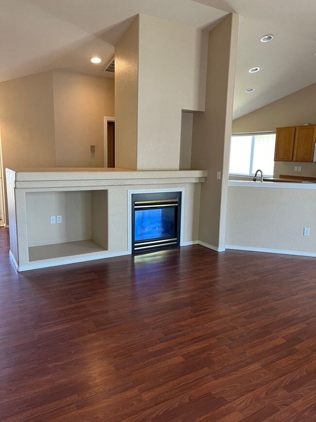 Building Photo - Beautiful 4 bedroom 2 bathroom single family house with Fenced backyard and 3 car garage