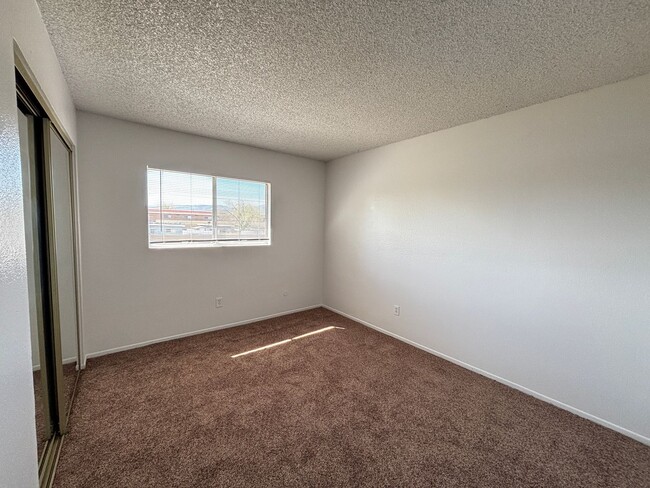 Building Photo - East Palmdale Townhouse