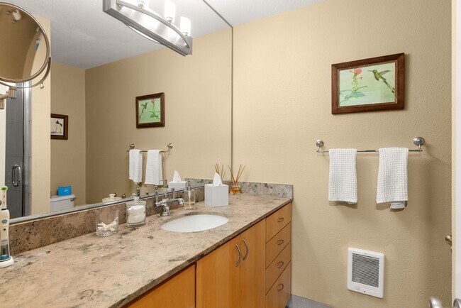 Building Photo - STYLISH 2 BED/2 BATHS LAKE OSWEGO CONDO