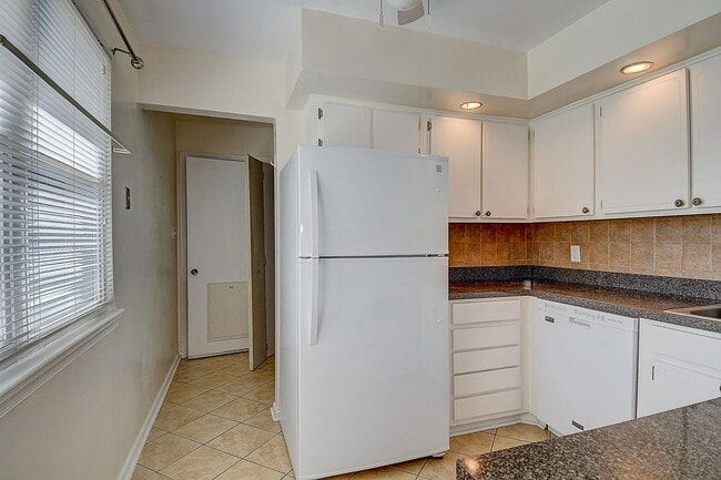 Building Photo - 3 BDRM / 2.5 BATH with FENCED BACKYARD - WINDSOR WOODS!