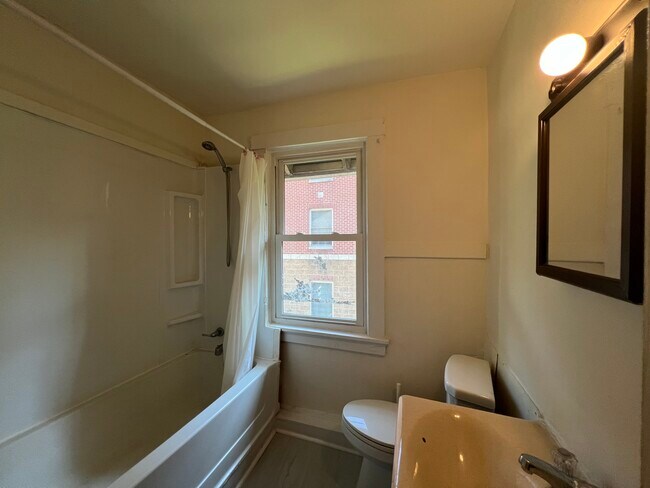 Building Photo - 1207 Sarah St