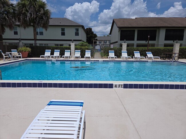 Building Photo - Beauiful Townhome in Tuscany Place. This is an end unit.  Brand new carpet. Ready to move in!