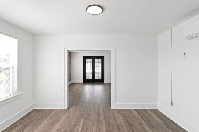 Building Photo - Second Floor Two Bedroom 1 Bath Unit Available