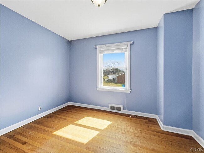 Building Photo - 429 Lionel Ave