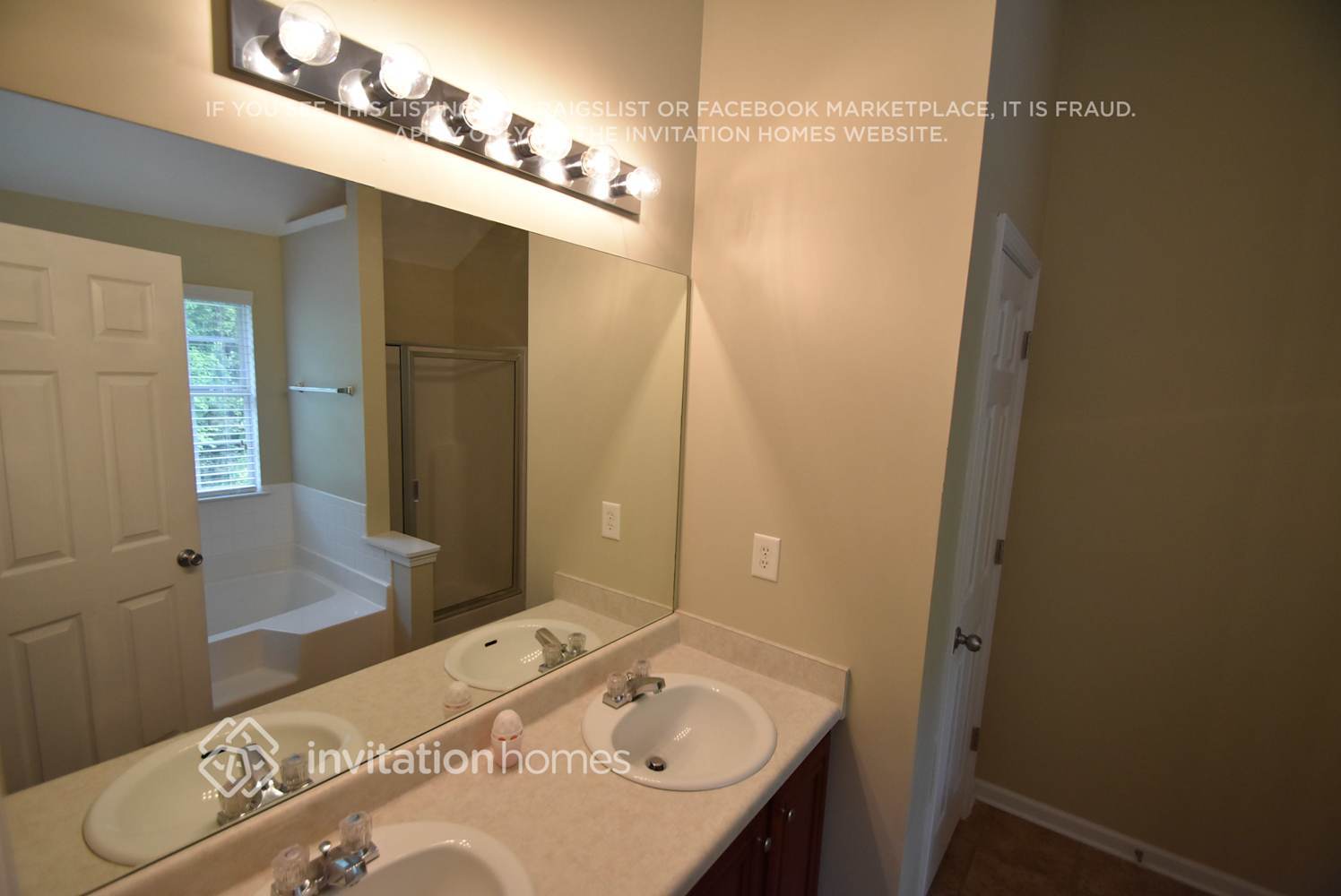 Building Photo - 70 Silver Willow Walk