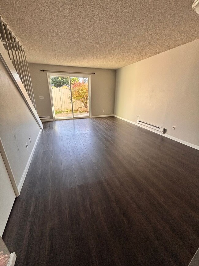 Building Photo - 2 Bedrrom, 1.5 Bahroom Townhouse, availabl...
