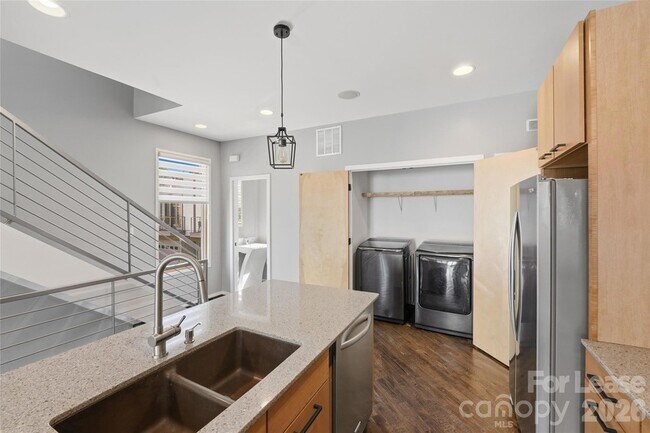 Building Photo - 919 Westbrook Dr
