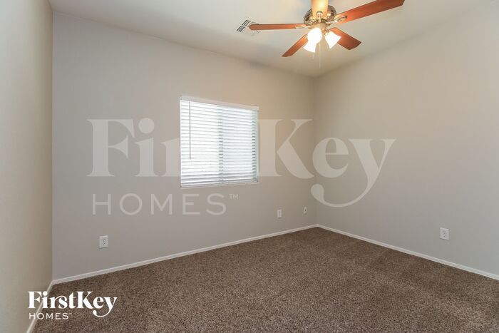 Building Photo - 617 E Payton Cir