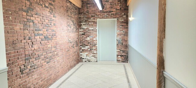 Building Photo - 2 Manchester St