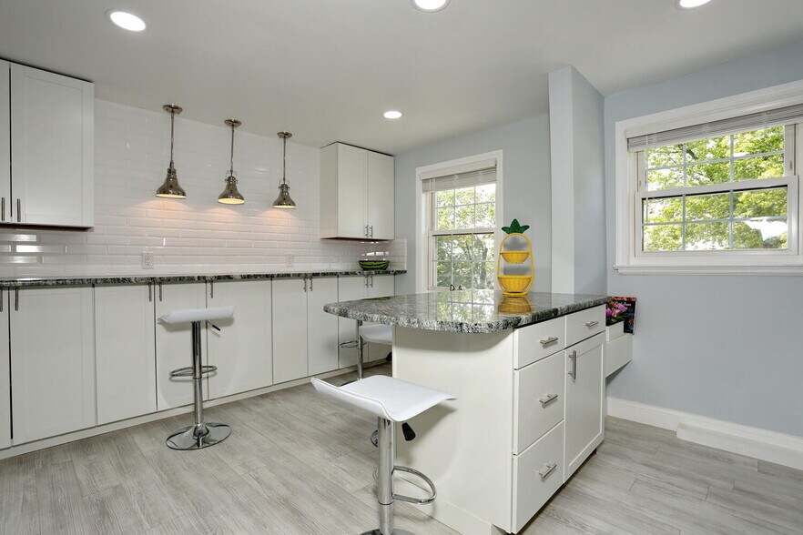 Building Photo - 100 Huguenot Ave