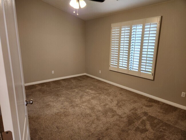 Building Photo - Beautiful home in well kept community