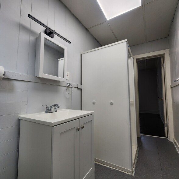 Bathroom - 50 Syke St