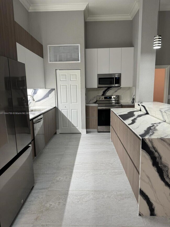 Building Photo - 2743 Parkview Dr S