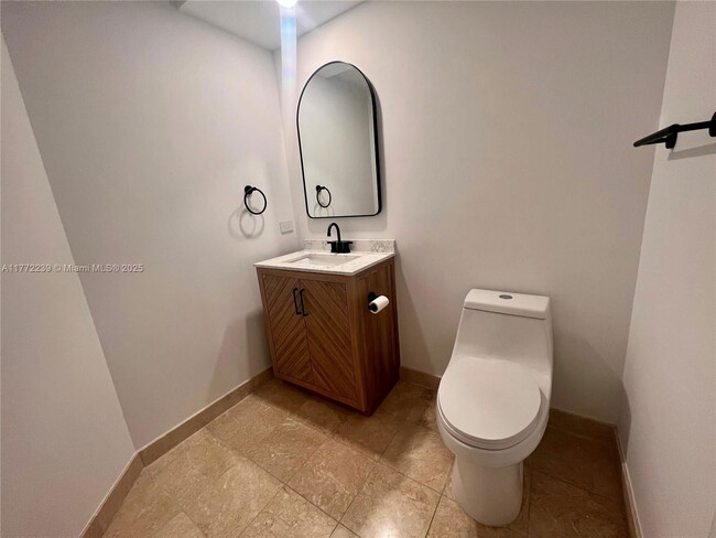 Building Photo - 870 Brickell Bay Dr