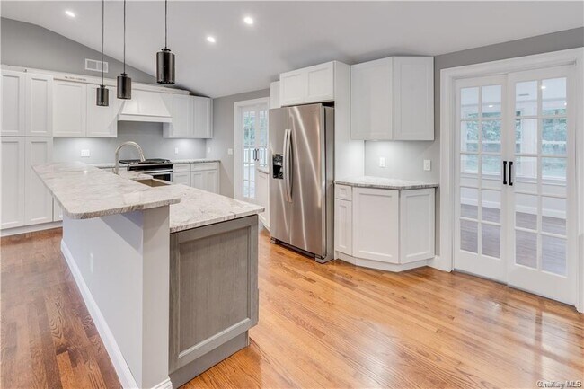 Building Photo - 8 Montfort Woods Rd