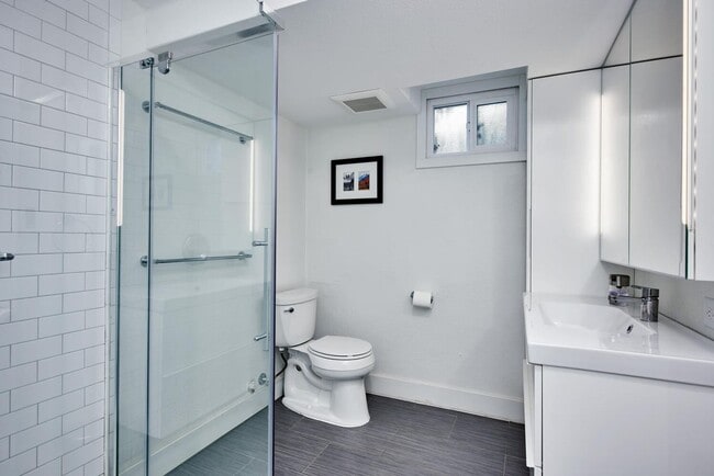 Building Photo - Long Realty & Property Management - Lovely Park Hill Home