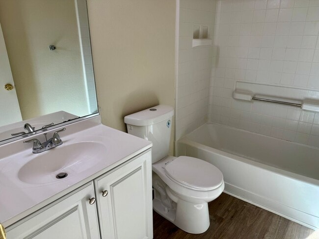 Building Photo - Newly Updated 3 Bedroom 2 1/2 Bath North M...