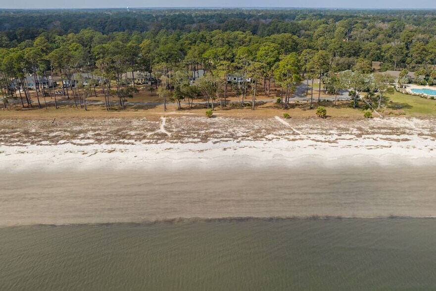 Building Photo - 152 Avenue of Oaks