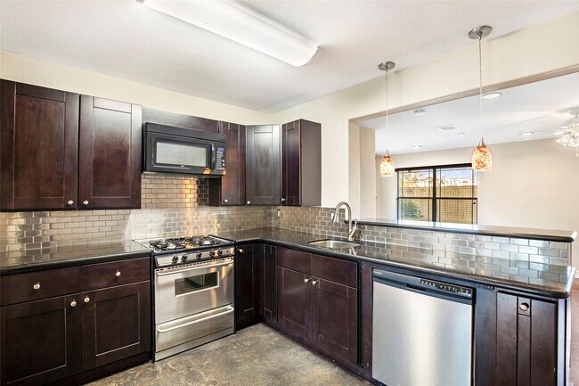 Building Photo - 2106 Stonecrest Dr