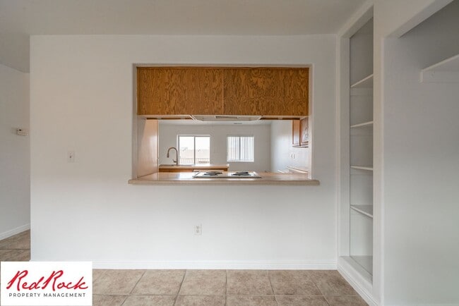 Building Photo - Spacious 3 Bedroom Townhome in Central St....