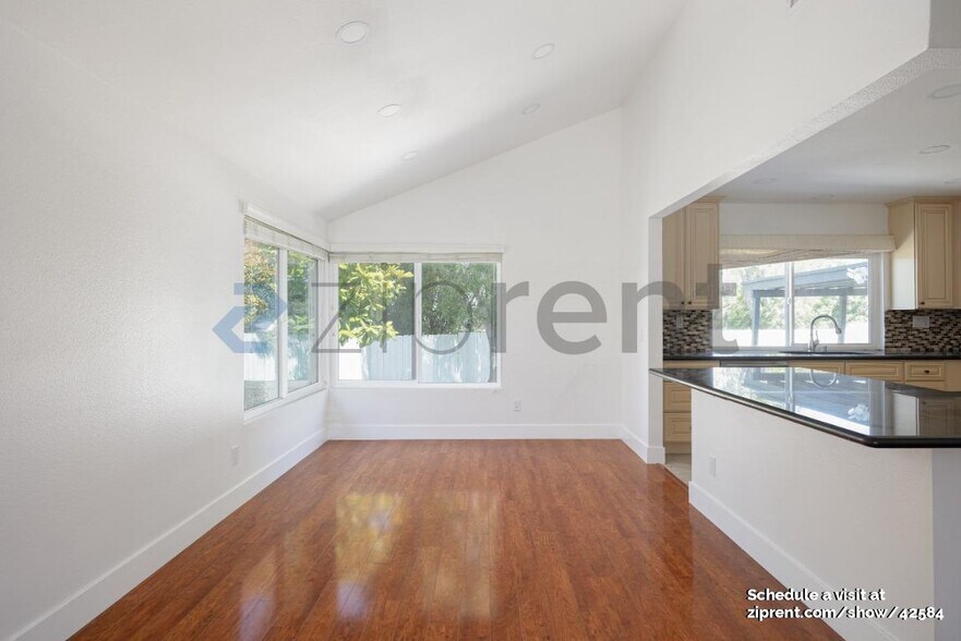 Building Photo - 13894 Paseo Zaldivar