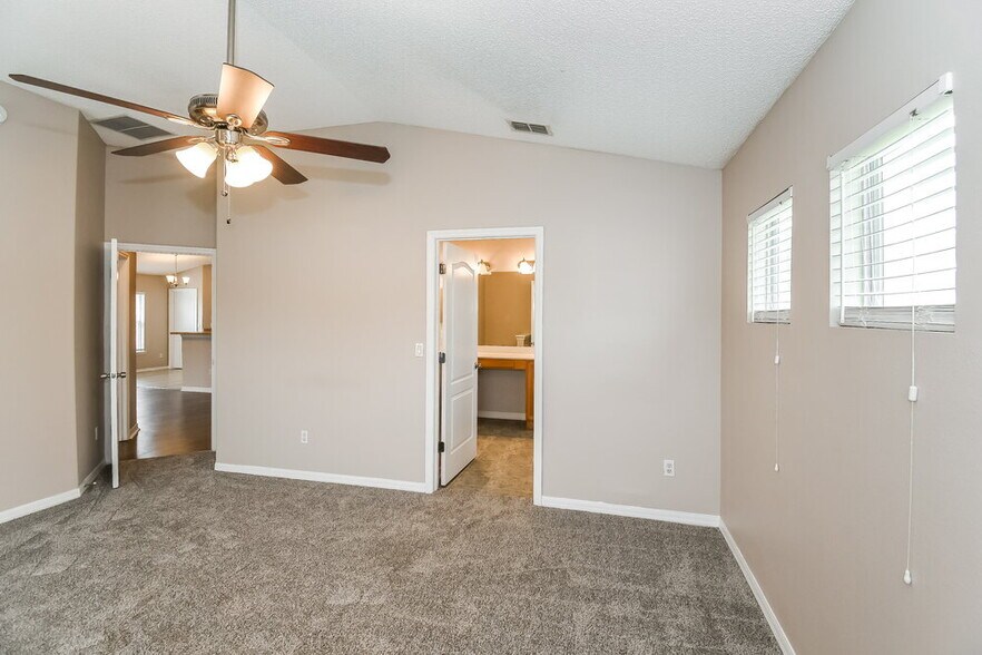 Building Photo - 10189 Carriage House Ct