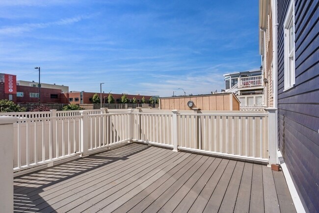 Building Photo - 442 Main St