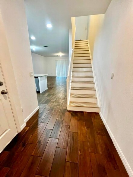Building Photo - 1129 Vermilion Dr
