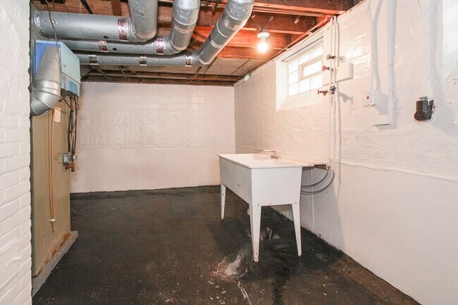 Building Photo - Fully Updated Home For Rent in Euclid