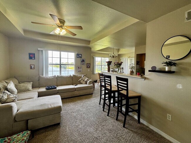 Building Photo - 3/2 unit with beautiful water view becoming available July 1st for an annual lease