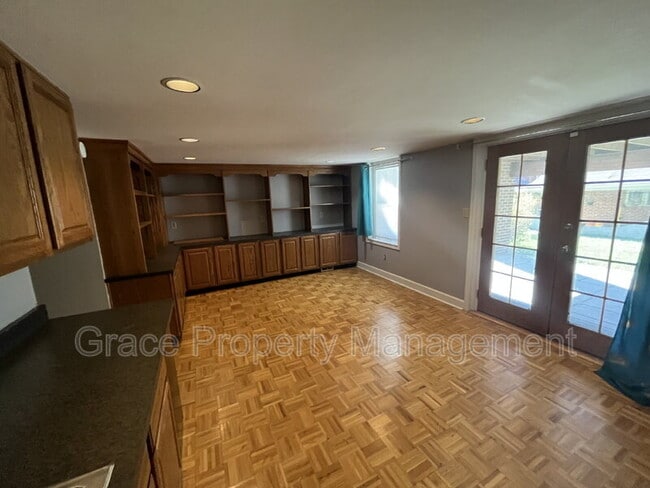 Building Photo - 343 S Clarkson St