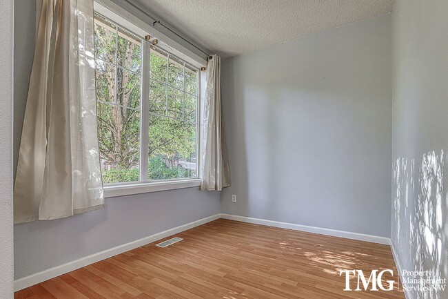 Building Photo - Lovely 3 Bed 2.5 Bath Home in Minnehaha Neighborhood!