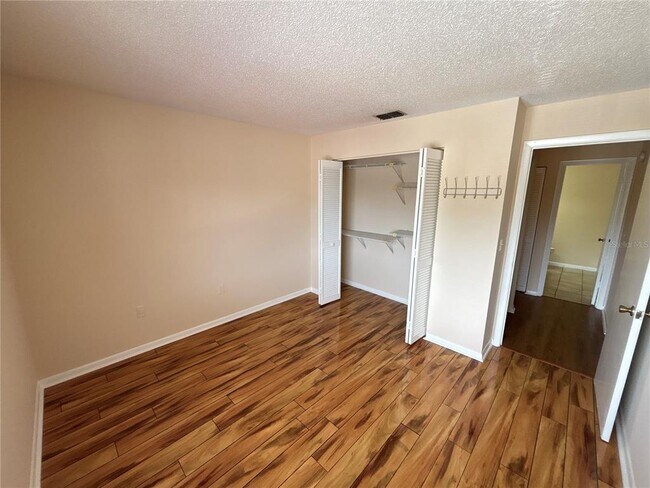 Building Photo - 5169 Vineland Rd