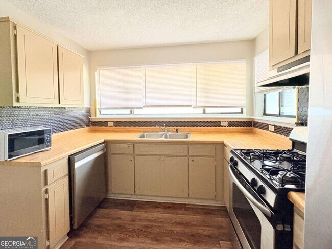 Building Photo - 142 Woodvalley Ct