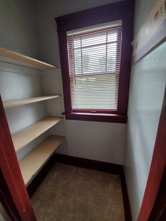 Building Photo - Immaculate 4 Bedroom Single Family with Central AC and Detached Garage, parking lane, and Large B...