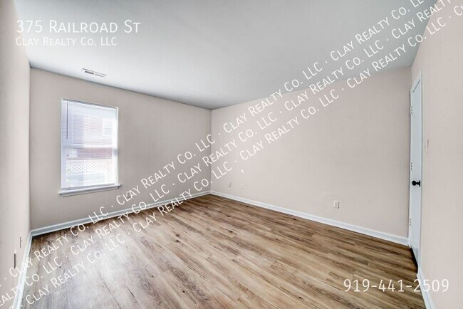 Building Photo - 375 Railroad St