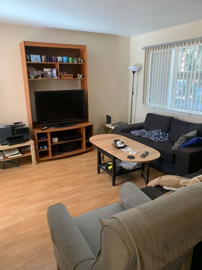 Building Photo - 3 Bedroom 1.5 bath in Covell Commons HOA i...
